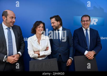 Bruxelles, Belgio. 15th luglio 2022. Il segretario di Stato per l'agenda digitale e la privacy Mathieu Michel, il nuovo ministro degli Affari esteri Hadja Lahbib, il presidente Georges-Louis Bouchez e il ministro dell'Agricoltura e David Clarinval delle PMI, raffigurati dopo la cerimonia di giuramento di Labib, Che diventerà il nuovo ministro degli Esteri in sostituzione di Wilmes, al Palazzo reale, venerdì 15 luglio 2022, a Bruxelles. Labib, ex giornalista, sostituisce Wilmes, che si è dimesso dalla sua funzione. BELGA PHOTO HATIM KAGHAT Credit: Belga News Agency/Alamy Live News Foto Stock