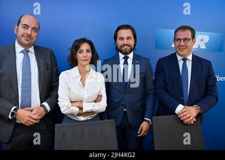 Bruxelles, Belgio. 15th luglio 2022. Il segretario di Stato per l'agenda digitale e la privacy Mathieu Michel, il nuovo ministro degli Affari esteri Hadja Lahbib, il presidente Georges-Louis Bouchez e il ministro dell'Agricoltura e David Clarinval delle PMI, raffigurati dopo la cerimonia di giuramento di Labib, Che diventerà il nuovo ministro degli Esteri in sostituzione di Wilmes, al Palazzo reale, venerdì 15 luglio 2022, a Bruxelles. Labib, ex giornalista, sostituisce Wilmes, che si è dimesso dalla sua funzione. BELGA PHOTO HATIM KAGHAT Credit: Belga News Agency/Alamy Live News Foto Stock