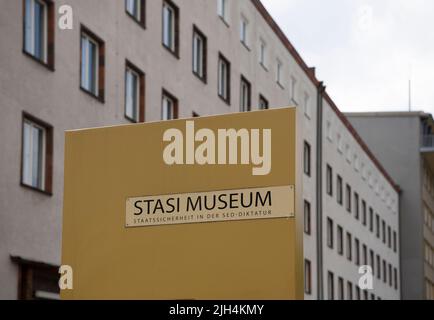 Berlino, Germania. 06th giugno 2022. 'Museo stasi' è scritto sulla bacheca informativa di fronte all'ex sede del Ministero della sicurezza di Stato della RDT (MFS) a Normannenstraße. Credit: Paul Zinken/dpa/Alamy Live News Foto Stock