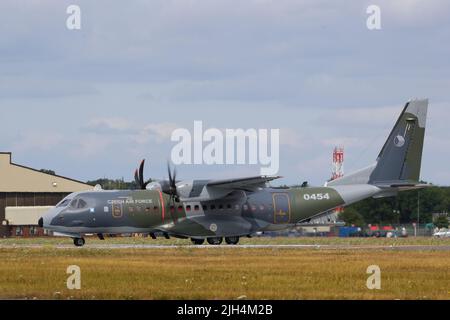 Fairford, UK, 14th luglio 2022, arriva Una EADS Casa C-295 ceca per il RIAT Royal International Air Tattoo, che si terrà da venerdì 15th a domenica 17th luglio. Foto Stock