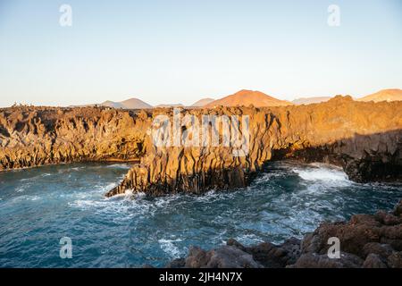Grotte di lava di Los Hervideros nell'isola di Lanzarote, isole Canarie. Foto Stock