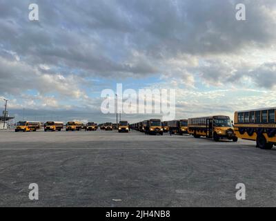 Houston, Stati Uniti. 15th luglio 2022. (220715) -- HOUSTON, 15 luglio 2022 (Xinhua) -- un convoglio dell'autobus della scuola, che trasporta le memorie personali dei bambini che hanno perso la loro vita ai tiri dal 2020, si dirige verso la casa e l'ufficio del senatore degli Stati Uniti destro pro-pistola Ted Cruz a Houston, gli Stati Uniti, il 14 luglio 2022. Giovedì, un convoglio di autobus giallo della scuola, lungo un chilometro e mezzo, si è diretto verso la casa e l'ufficio del senatore statunitense Ted Cruz a Houston, la più grande città del Texas, per onorare migliaia di giovani vittime della violenza sulle armi in tutto il paese e chiedere una riforma per il controllo delle armi. PER ANDARE CON 'mile-long Foto Stock