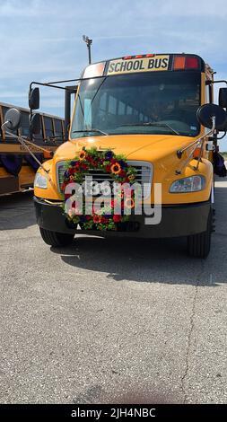 Houston, Stati Uniti. 15th luglio 2022. (220715) -- HOUSTON, 15 luglio 2022 (Xinhua) -- un convoglio dell'autobus della scuola, che trasporta le memorie personali dei bambini che hanno perso la loro vita ai tiri dal 2020, si dirige verso la casa e l'ufficio del senatore degli Stati Uniti destro pro-pistola Ted Cruz a Houston, gli Stati Uniti, il 14 luglio 2022. Giovedì, un convoglio di autobus giallo della scuola, lungo un chilometro e mezzo, si è diretto verso la casa e l'ufficio del senatore statunitense Ted Cruz a Houston, la più grande città del Texas, per onorare migliaia di giovani vittime della violenza sulle armi in tutto il paese e chiedere una riforma per il controllo delle armi. PER ANDARE CON 'mile-long Foto Stock