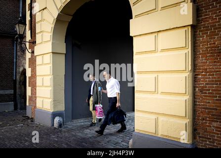 L'Aia, Paesi Bassi. 15th luglio 2022. 2022-07-15 09:22:36 L'AIA - primo Ministro Mark Rutte all'arrivo al Binnenhof per l'ultimo Consiglio dei Ministri prima della pausa politica estiva. ANP KOEN VAN WEEL netherlands OUT - belgium OUT Credit: ANP/Alamy Live News Foto Stock