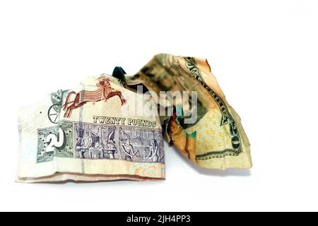 Crumpled rugged American money note di 20 $ venti dollari fattura e 20 LE venti egiziano banconote in contanti isolato su sfondo bianco, econom Foto Stock