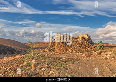 Rovina nel deserto arido paesaggio, Isole Canarie, Fuerteventura Foto Stock