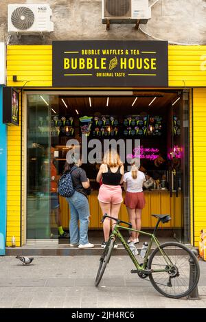 La gente al Bubble House cialde e tè nel centro di Sofia, Bulgaria, Europa orientale, Balcani, UE Foto Stock