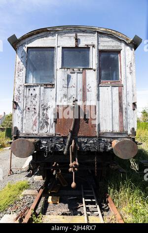 Carrozza ferroviaria in legno intemperie non restaurata Foto Stock