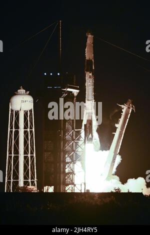 Florida, Stati Uniti. 15th luglio 2022. Un razzo SpaceX Falcon 9 lancia un veicolo spaziale Cargo Dragon-2 per la NASA nella sua missione di rifornimento 25th dal complesso 39A alle 8:44 PM dal Kennedy Space Center, Florida, giovedì 14 luglio 2022. Dragon trasporta 5.000 libbre di attrezzature e forniture alla Stazione spaziale Internazionale. Photo by Joe Marino/UPI Credit: UPI/Alamy Live News Credit: UPI/Alamy Live News Foto Stock