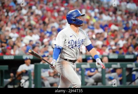 St. Louis, Stati Uniti. 15th luglio 2022. Los Angeles Dodgers Gavin Lux guarda i suoi due run home run lasciare il parco contro i St. Louis Cardinals nel settimo inning al Busch Stadium di St. Louis Giovedi, 14 luglio 2022. Foto di Bill Greenblatt/UPI Credit: UPI/Alamy Live News Foto Stock