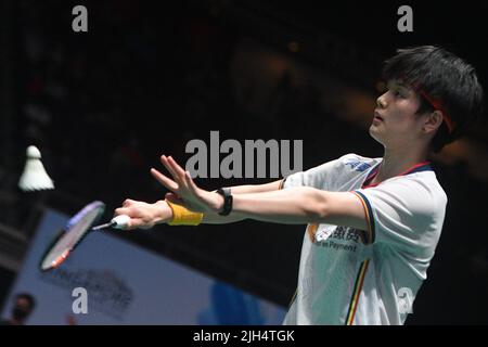 Singapore. 15th luglio 2022. Wang Zhiyi of China serve durante la partita finale femminile del quarto contro Gregoria Mariska Tunjung of Indonesia al torneo di badminton del Singapore Open 2022 a Singapore, il 15 luglio 2022. Credit: Allora Chih Wey/Xinhua/Alamy Live News Foto Stock