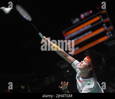 Singapore. 15th luglio 2022. Wang Zhiyi of China ha fatto un ritorno durante la partita finale della singola femminile contro Gregoria Mariska Tunjung of Indonesia al torneo di badminton Singapore Open 2022 a Singapore, il 15 luglio 2022. Credit: Allora Chih Wey/Xinhua/Alamy Live News Foto Stock