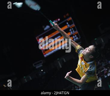 Singapore. 15th luglio 2022. Gregoria Mariska Tunjung of Indonesia ha fatto un ritorno durante la partita finale femminile del quarto contro Wang Zhiyi of China al torneo di badminton del Singapore Open 2022 a Singapore, il 15 luglio 2022. Credit: Allora Chih Wey/Xinhua/Alamy Live News Foto Stock