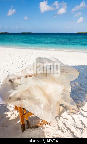 Rifiuti di plastica raccolti su una spiaggia di sabbia, Maldive Foto Stock