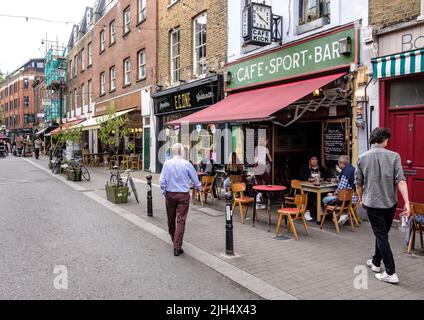 Scena stradale - Exmouth Market, Clerkenwell, Londra - il focus principale è Cafe Kick Foto Stock