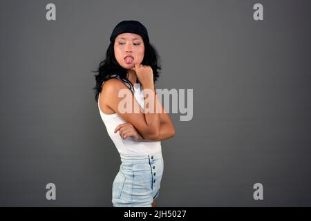 giovane donna etnica asiatica in un atteggiamento urbano defiante Foto Stock