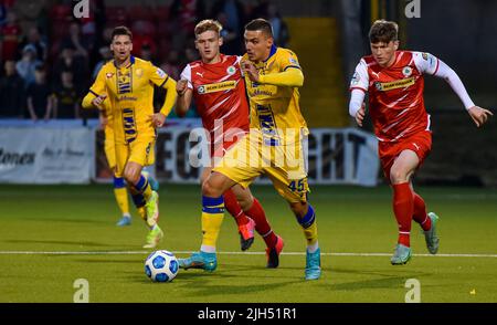 Nikola Krstović in azione - Cliftonville Vs DAC 1904 - UEFA Europa Conference League Foto Stock