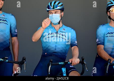 Sainte-Etienne, Francia, 15th luglio 2022. Alexey Lutsenko del Kazakhstan e del Team Astana-Qazaqstan visti durante la tappa 13 del Tour De France, le Bourg D’Oisans a Sainte-Etienne. Credit: Pete Goding/Alamy Live News Foto Stock