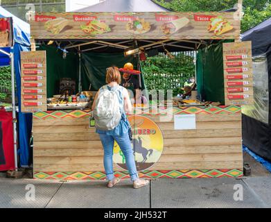 Londra,Inghilterra,UK-Luglio 21 2019: Ristoranti improvvisati, specializzati in gustosi pasti da tutto il mondo, offrono spuntini piccanti e munchies a passare il touris Foto Stock