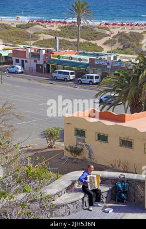 Musicista di strada, fisarmonicista sul lungomare di Playa del Ingles, Grand Canary, Isole Canarie, Spagna, Europa Foto Stock