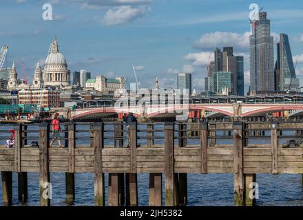 London South Bank/England, UK-August 21 2019: In un glorioso pomeriggio estivo, la gente si trova sulla storica vecchia struttura in legno, ammirando il cit iconico Foto Stock