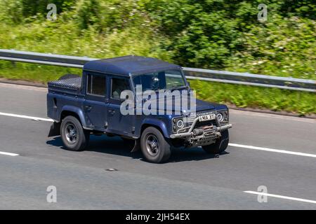 2005 Blue Land Rover Defender TD5 County Double Cab pick-up diesel da 2495 cc, 110 TD5 XS Dblcb, LCV; in viaggio sull'autostrada M6, Manchester, Regno Unito Foto Stock