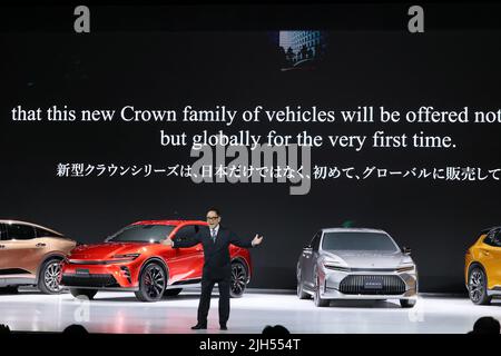 Chiba, Giappone. 15th luglio 2022. Il gigante automobilistico giapponese Toyota Motor president Akio Toyoda introduce la nuova serie di veicoli ammiraglia 'Crown' a Chiba, nel suburbano di Tokyo venerdì 15 luglio 2022. La nuova Crown è dotata di quattro tipi di carrozzeria, Crossover, Sport, Sedan e Estate) e di un veicolo di tipo Crossover con motore turbocompresso da 2,4 litri e sistema ibrido a due motori che verrà immesso sul mercato globale in autunno. Credit: Yoshio Tsunoda/AFLO/Alamy Live News Foto Stock