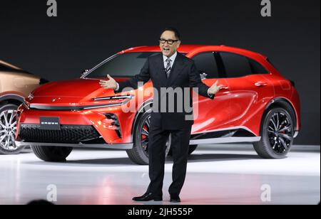 Chiba, Giappone. 15th luglio 2022. Il gigante automobilistico giapponese Toyota Motor president Akio Toyoda introduce la nuova serie di veicoli ammiraglia 'Crown' a Chiba, nel suburbano di Tokyo venerdì 15 luglio 2022. La nuova Crown è dotata di quattro tipi di carrozzeria, Crossover, Sport, Sedan e Estate) e di un veicolo di tipo Crossover con motore turbocompresso da 2,4 litri e sistema ibrido a due motori che verrà immesso sul mercato globale in autunno. Credit: Yoshio Tsunoda/AFLO/Alamy Live News Foto Stock