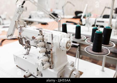 Taglia-e-cuci macchina da cucire Foto stock - Alamy