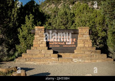 Mesa Verde National Park, Stati Uniti: 30 maggio 2022: Mesa Verde National Park Entry Sign at Park in Southwestern Colorado Foto Stock