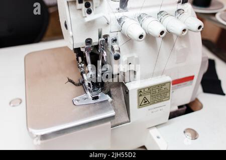 Macchina da cucire overlock in primo piano su misura per ufficio Foto Stock