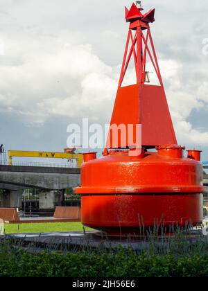 Red Buoy Sculpture a Donegall Quay, Belfast, Irlanda del Nord, Belfast Harbour commissioners ed è un ex Port Hand Marker Buoy Foto Stock