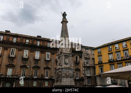 Guglia di San Domenico, una delle tre colonne monumentali (guglie di Napoli) nel centro storico della città di Napoli Foto Stock