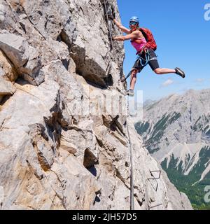 Donna attiva in via ferrata Nordkette Innsbruck, Austria. Dettagli rock, avventura, attività, turismo, klettersteig. Foto Stock