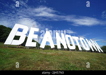 Il segno gigante eretto a Dundee Law rinominando la città di Dundee a Beanotown per celebrare l'inizio del Dundee Bash Street Festival, che celebra il patrimonio dei fumetti della città. I designer hanno tratto ispirazione dal famoso cartello di Hollywood, il cartello è alto sei metri per 38 metri e sarà visibile da tutta la città e attraverso il Tay per tutta la durata del festival. Data foto: Venerdì 15 luglio 2022. Foto Stock