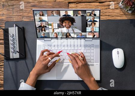 Videoconferenze con webinar virtuali su notebook. Formazione Web Foto Stock