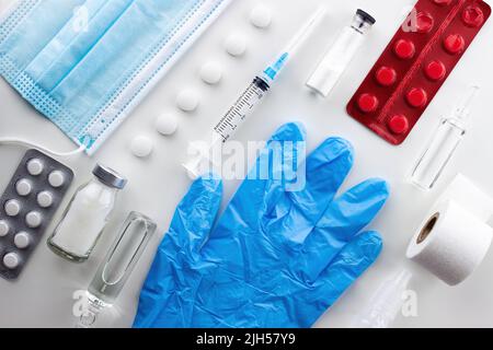 Attrezzatura medica varia, ampolle, farmaci, compresse, capsule, spray, cerotto, siringa, flaconcini su sfondo bianco. Medicina, farmacia, ospedale, trattamento Foto Stock