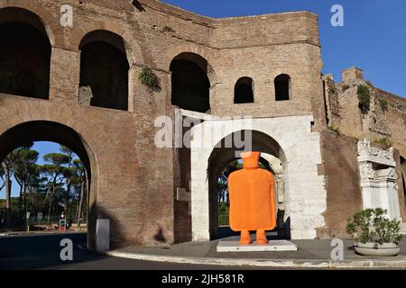 Big Mutter, una grande bottiglia d'acqua calda, scultura in bronzo di Erwin Wurm. Foto Stock