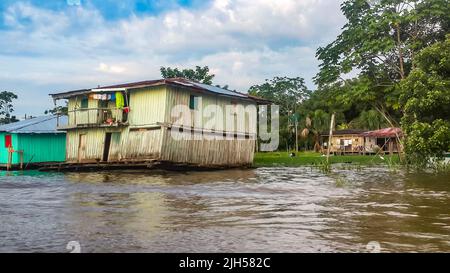 Puerto Narino, Colombia - 13 febbraio 2017: Povera casa in legno storto sul lungomare. Favela baraccopoli di tribù indiane locali. Case su palafitte Foto Stock