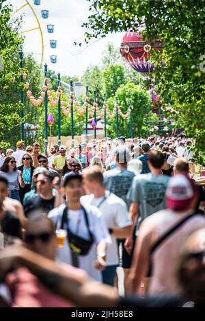 Boom, Belgio. 15th luglio 2022. L'illustrazione mostra il primo giorno del festival di musica elettronica di Tomorrowland, venerdì 15 luglio 2022, a Boom. L'edizione 16th del festival si svolge nei tre fine settimana del terreno "De Schorre" di Boom, dal 15 al 17 luglio, dal 22 al 24 luglio 2022 e dal 29 al 31 luglio. Il festival ha dovuto essere rinviato per due anni nella pandemia del virus corona in corso. FOTO DI BELGA JONAS ROOSENS Credit: Belga News Agency/Alamy Live News Foto Stock