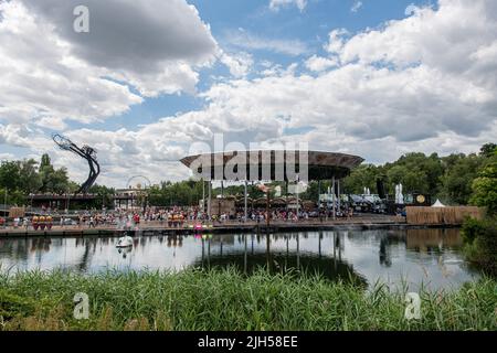 Boom, Belgio. 15th luglio 2022. Illustrazione scattata durante il primo giorno del festival di musica elettronica di Tomorrowland, venerdì 15 luglio 2022, a Boom. L'edizione 16th del festival si svolge nei tre fine settimana del terreno "De Schorre" di Boom, dal 15 al 17 luglio, dal 22 al 24 luglio 2022 e dal 29 al 31 luglio. Il festival ha dovuto essere rinviato per due anni nella pandemia del virus corona in corso. FOTO DI BELGA JONAS ROOSENS Credit: Belga News Agency/Alamy Live News Foto Stock