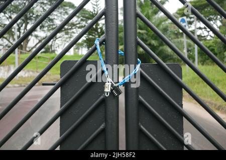 la porta della data è stata chiusa con lucchetti e catene Foto Stock