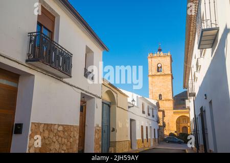 Strada e chiesa. El Toboso, provincia di Toledo, Castilla la Mancha, Spagna. Foto Stock