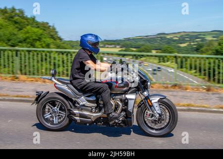 2021 Triumph Rocket 3 GT GT3, 2458 cc superbike; viaggiando sull'autostrada M6, Manchester, Regno Unito Foto Stock