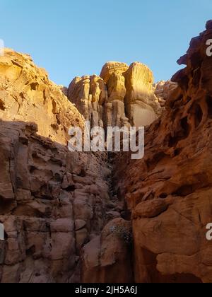 Tramonto e montagne rocciose prima del tramonto nel deserto di Wadi Rum, Giordania. Esplorando il deserto più popolare che assomiglia alla superficie di Marte. Foto Stock