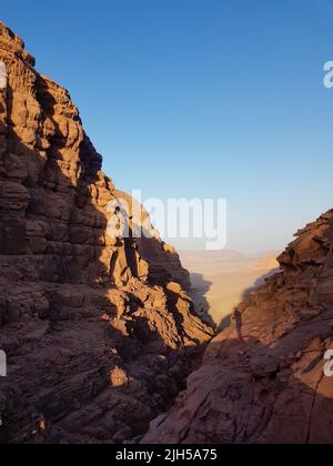 Tramonto e montagne rocciose prima del tramonto nel deserto di Wadi Rum, Giordania. Esplorando il deserto più popolare che assomiglia alla superficie di Marte. Foto Stock