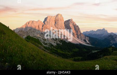 Splendida vista panoramica sul Monte Pelmo durante un bellissimo tramonto. Il Monte Pelmo è stato il primo monte alto delle Dolomiti che è stato scalato. Foto Stock
