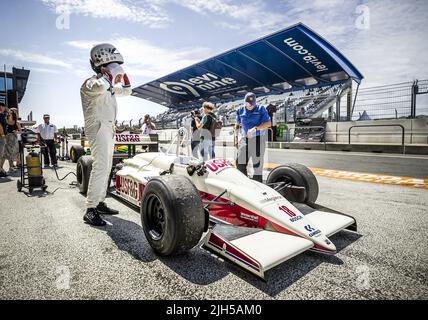 Zandvoort, Paesi Bassi. 15th luglio 2022. 2022-07-15 14:31:20 ZANDVOORT - automobili di corsa classiche durante il Gran Premio storico Zandvoort. Durante le gare sono esposte molte auto classiche e abbigliamento del passato. ANP REMKO DE WAAL netherlands out - belgium out Credit: ANP/Alamy Live News Foto Stock