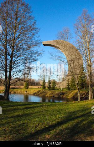 Paesaggio panoramico di una torre di osservazione nel parco nazionale di Kirkilai, Lituania. Passeggia per i laghi carsici e osserva la torre in una giornata di sole. Foto Stock