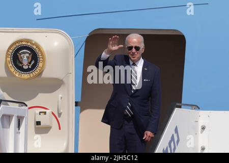 LOD, Israele. 15th luglio 2022. Il presidente degli Stati Uniti Joe Biden Waves da Air Force One durante la sua partenza all'aeroporto ben Gurion, a Lod, Israele, venerdì 15 luglio, 2022. Biden vola in Arabia Saudita dopo una visita ufficiale in Israele e nell'autorità palestinese. Pool Photo by Abir Sultan/UPI Credit: UPI/Alamy Live News Foto Stock